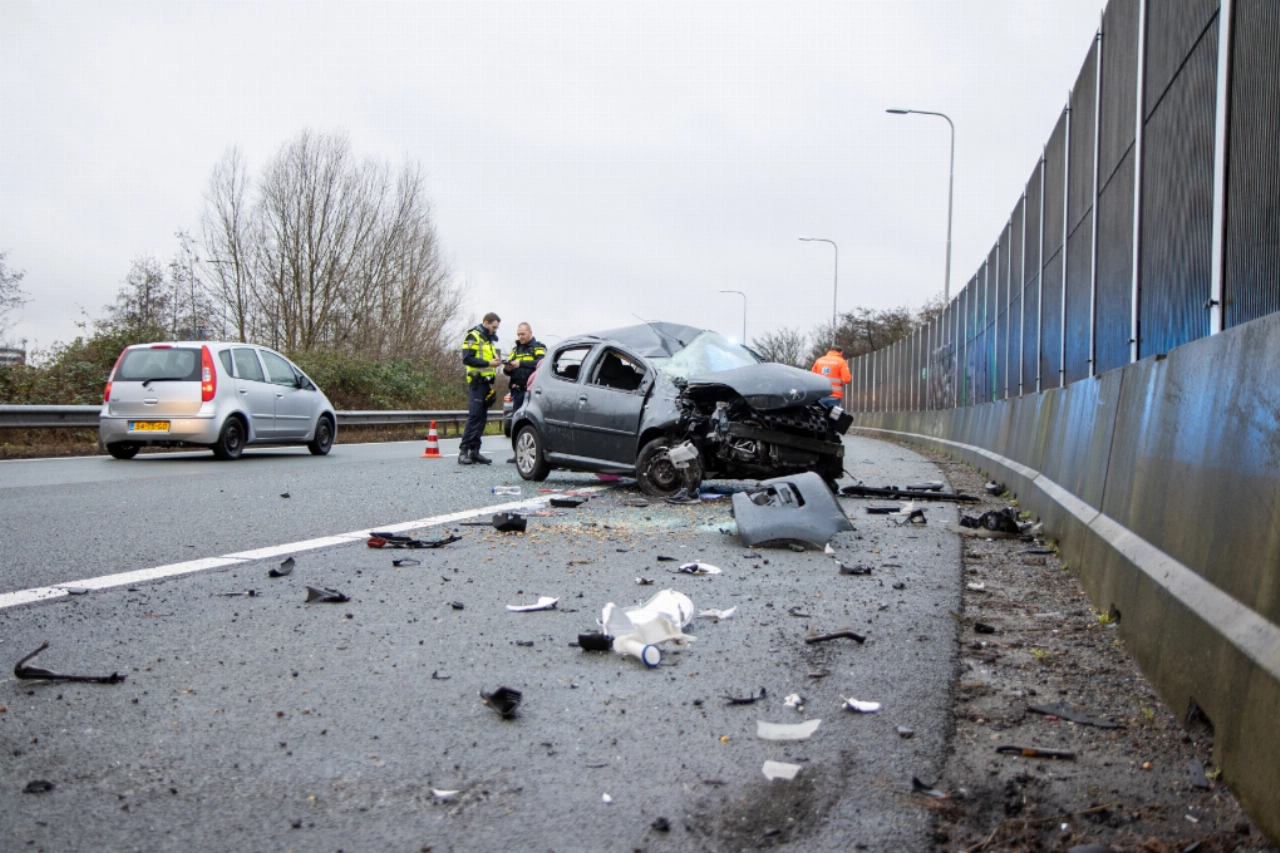 Auto meerdere malen over de kop op snelweg